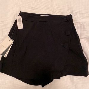 Skirt with buttons and a side zipper. Never worn.